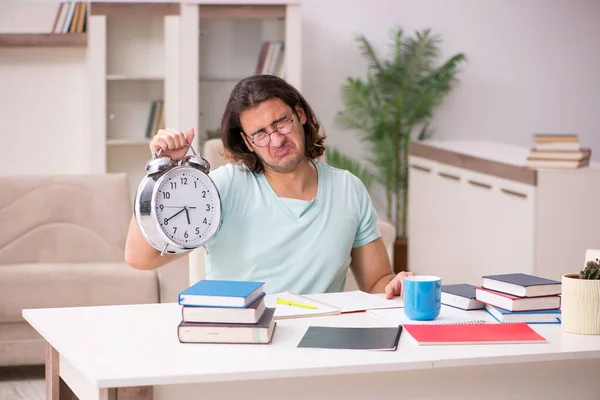 Joven estudiante masculino preparándose para los exámenes en casa —  Fotos de Stock