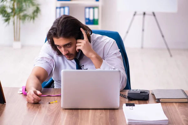 Empleado varón drogadicto que trabaja en la oficina — Foto de Stock