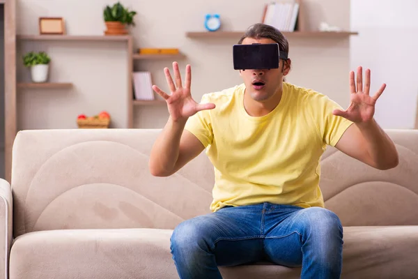 Joven estudiante con gafas virtuales en casa — Foto de Stock