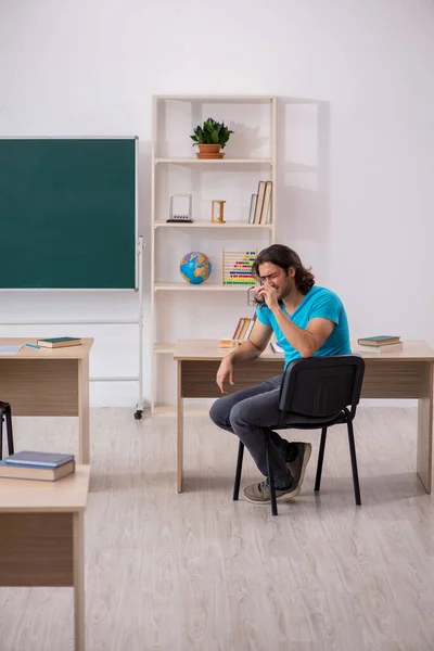 Joven estudiante masculino frente al tablero verde —  Fotos de Stock