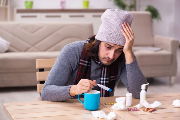 Junger Mann leidet zu Hause — Stockfoto