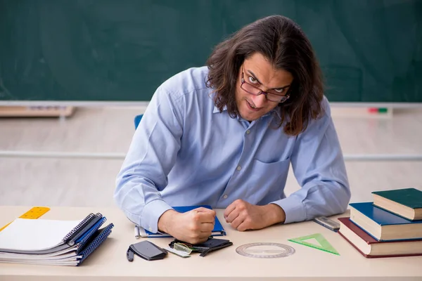 Ung manlig lärare framför green board — Stockfoto