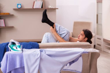 Genç erkek çalışanlar eve geç geliyor.