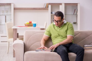 Evde sınava hazırlanan genç bir erkek öğrenci.