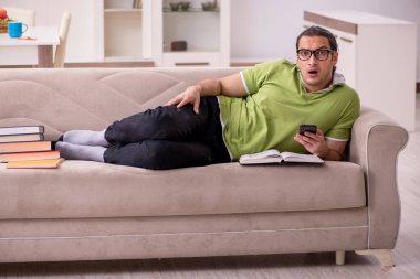 Evde sınava hazırlanan genç bir erkek öğrenci.