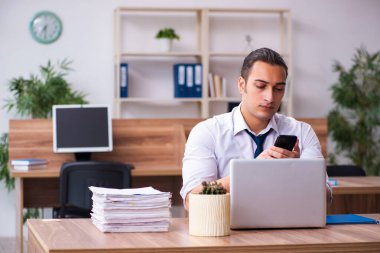 Ofiste çalışan genç bir erkek.