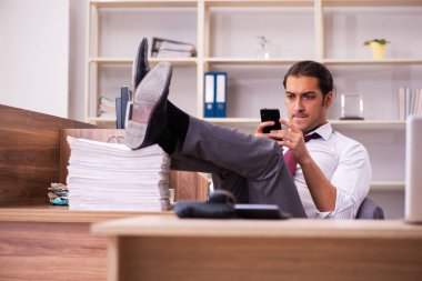 Genç erkek çalışan aşırı çalışmaktan son derece yoruldu.