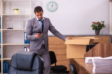 Genç erkek çalışanın işten çıkarılması