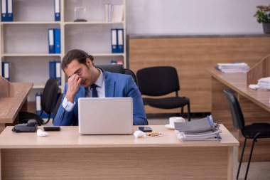 Genç hasta işadamı işyerinde acı çekiyor