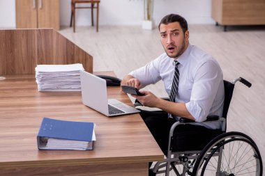 İş yerinde acı çeken genç engelli çalışanlar