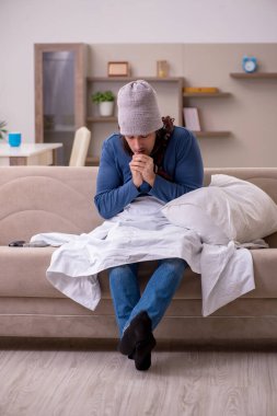 Genç adam evde acı çekiyor.