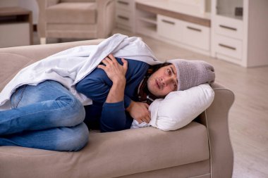 Genç adam evde acı çekiyor.