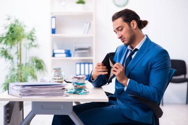 Bütçe planlama konseptinde genç erkek muhasebeci