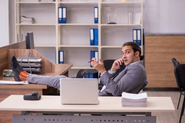 Ofiste çalışan genç bir erkek.