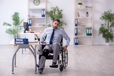 Ofiste çalışan genç bacağı yaralı bir çalışan.