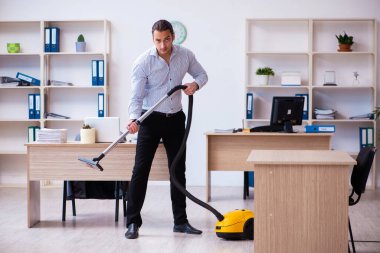 Salgın sırasında genç erkek çalışan temizlik ofisi