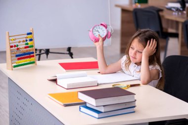 Evde sınava hazırlanan küçük kız.