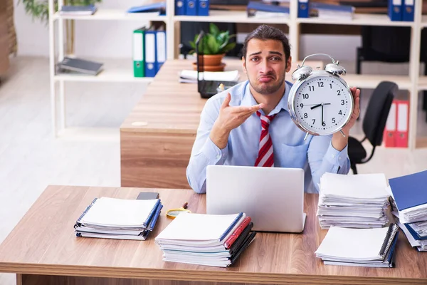 若い男性社員は時間管理の過剰な仕事に不満 — ストック写真