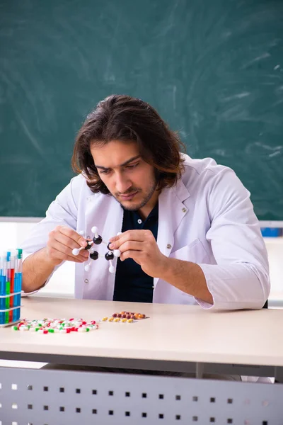 Jovem cientista sentado na sala de aula — Fotografia de Stock