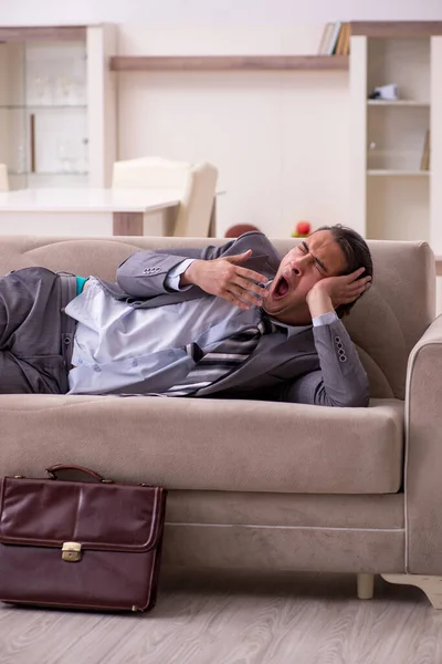 Cansado jovem empresário chegando em casa depois do dia de trabalho — Fotografia de Stock