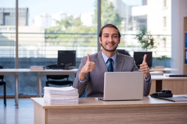 Joven empleado masculino que trabaja en la oficina — Foto de Stock