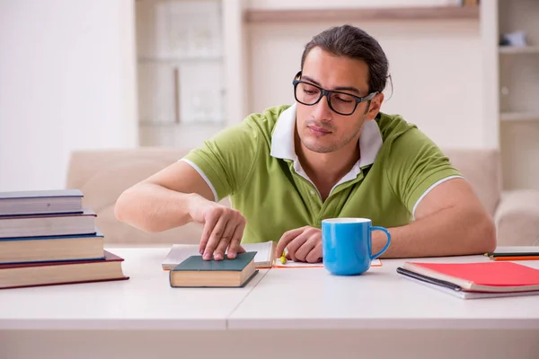 Joven estudiante masculino preparándose para los exámenes en casa — Foto de Stock