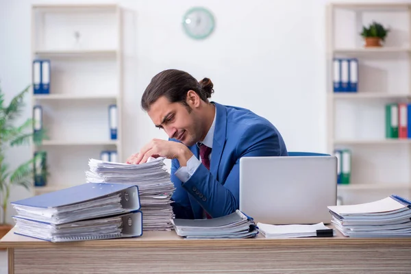 Jovem funcionário masculino infeliz com excesso de trabalho no escritório — Fotografia de Stock