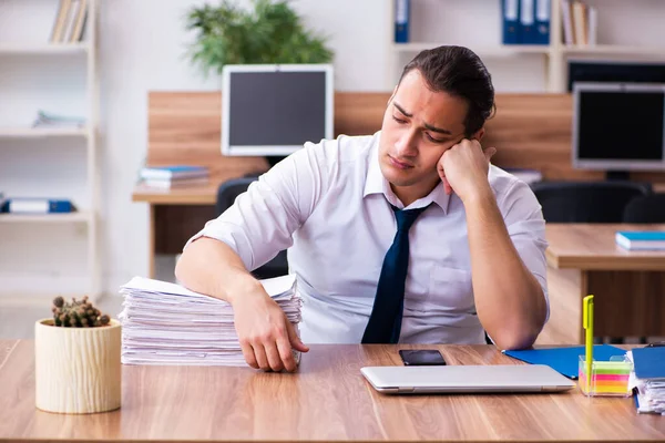 Jeune employé masculin travaillant au bureau — Photo