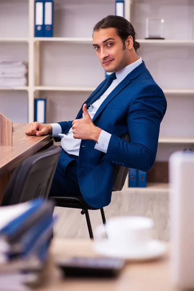 Mladý muž zaměstnanec pracující v kanceláři — Stock fotografie