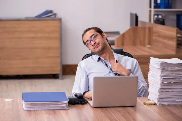 Giovane dipendente maschio infelice con un lavoro eccessivo in ufficio — Foto Stock