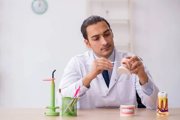 Junge männliche Arzt Stomatologe arbeiten in der Klinik — Stockfoto