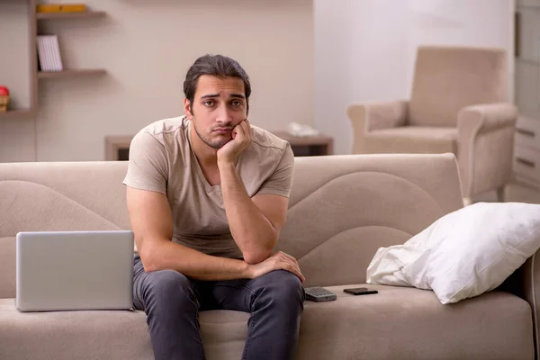 Jovem freelancer masculino trabalhando em casa — Fotografia de Stock