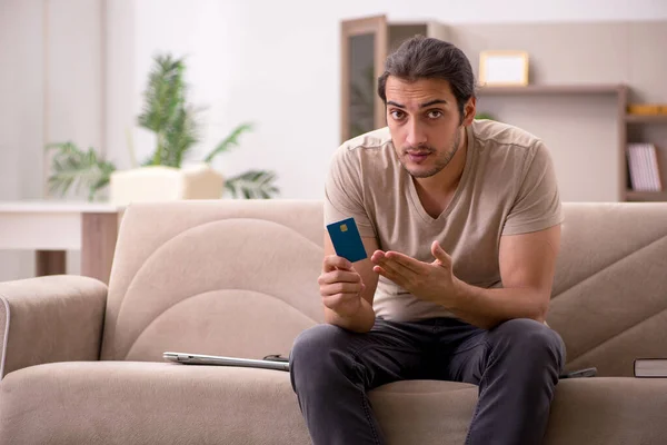 Joven pidiendo mercancías con tarjeta de crédito en casa —  Fotos de Stock