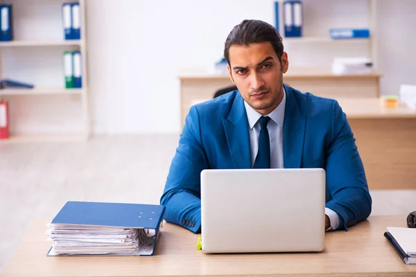 Jeune employé masculin et trop de travail au bureau — Photo