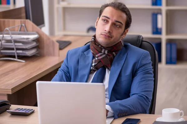 Joven trabajador empresario enfermo que sufre en el lugar de trabajo —  Fotos de Stock