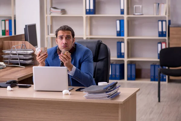 Giovane lavoratore dipendente malato che soffre sul posto di lavoro — Foto Stock