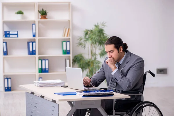 Junge männliche Angestellte im Rollstuhl — Stockfoto