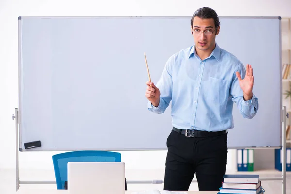 Jonge knappe leraar voor het whiteboard — Stockfoto