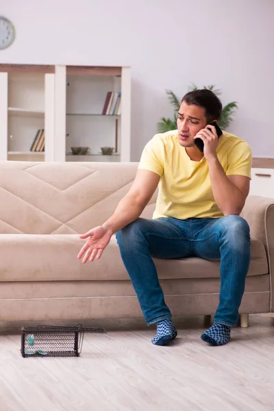 Joven y ratonera en casa — Foto de Stock