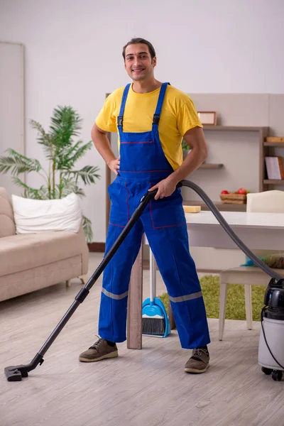 Fiatal férfi vállalkozó takarítja a házat — Stock Fotó
