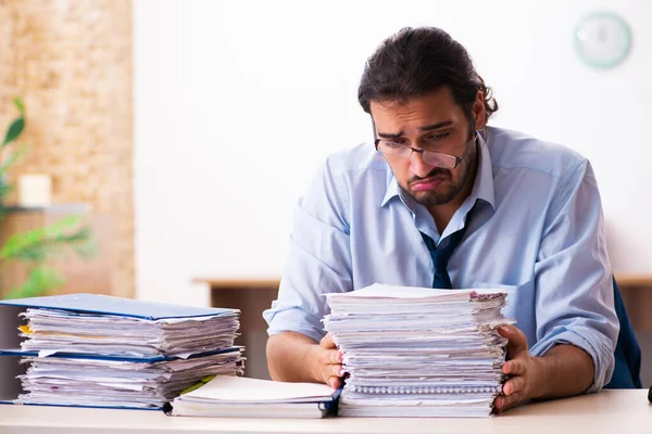 Joven empleado masculino descontento con el trabajo excesivo en la oficina — Foto de Stock