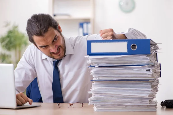 Jovem empresário infeliz com excesso de trabalho no escritório — Fotografia de Stock