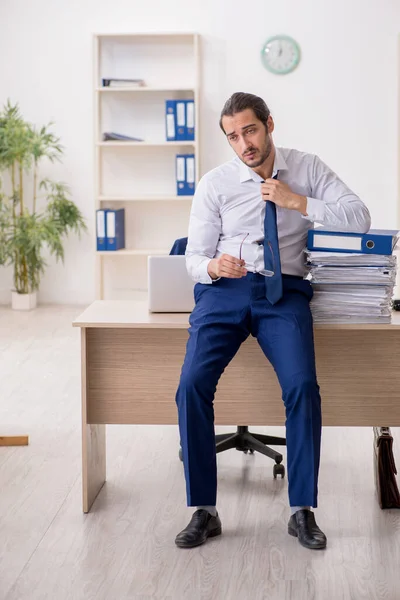 Jeune homme d'affaires mécontent du travail excessif au bureau — Photo