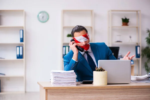 Boca e olhos fechados masculino empregado que trabalha no escritório — Fotografia de Stock
