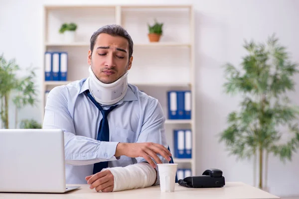 Injured male employee at workplace after accident — Stock Photo, Image