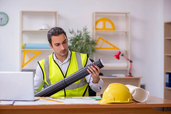 Jovem arquiteto masculino que trabalha no escritório — Fotografia de Stock