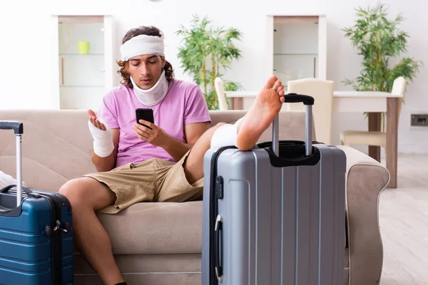 Young injured man preparing for the trip — Stock Photo, Image