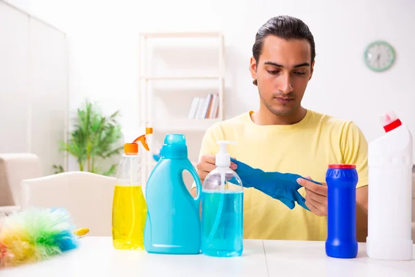 Joven contratista masculino haciendo tareas domésticas en casa —  Fotos de Stock