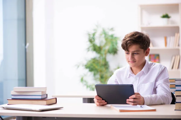 Un écolier en télé-éducation en classe — Photo