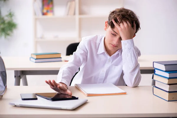 Schooljongen in time management concept in de klas — Stockfoto